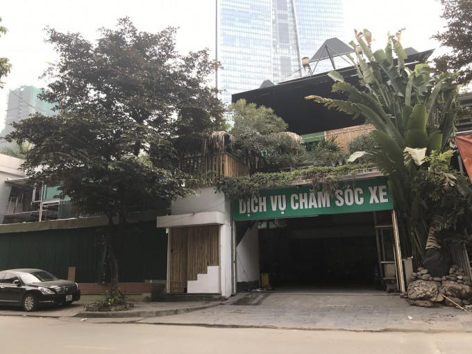 Dịch vụ chăm sóc xe ngay cạnh quán cafe vừa bị cháy thời gian trước.