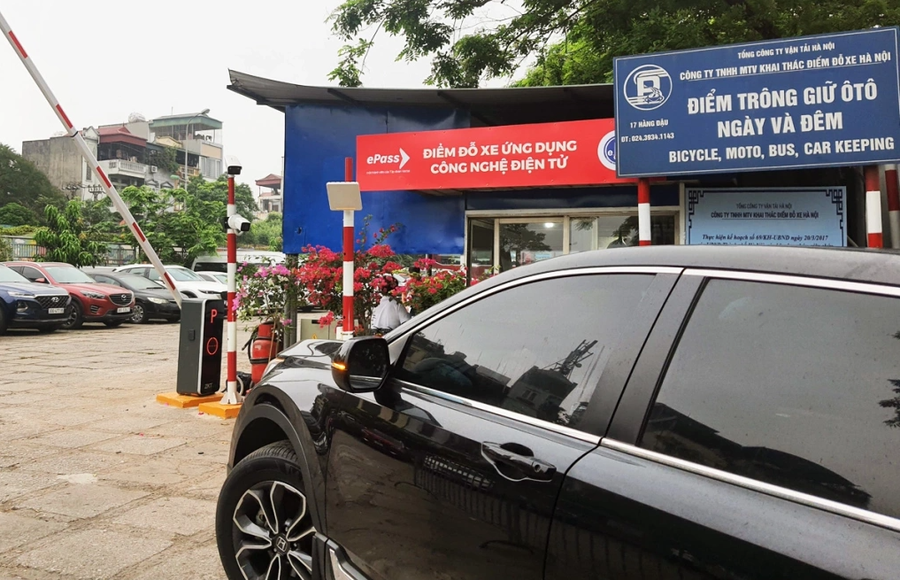 Điểm trông giữ phương tiện trên phố Trần Quang Khải áp dụng thu phí không dùng tiền mặt. Ảnh: Võ Hải