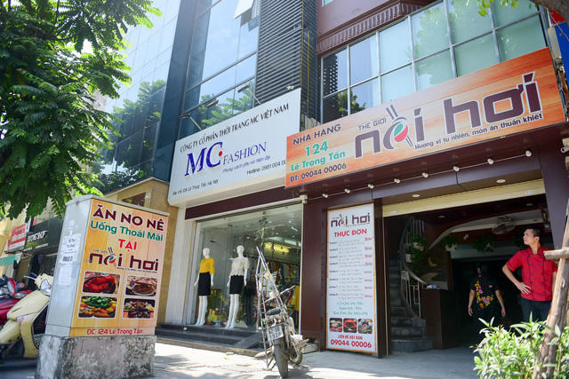 Việc thay đổi biển hiệu kiểu mẫu được nhiều cửa hàng trên con phố Lê Trọng Tấn thực hiện. Đa phần người thay đổi bảng quảng cáo đều có ý muốn bảng hiệu có nhận diện riêng, thu hút sự chú ý của khách hàng.