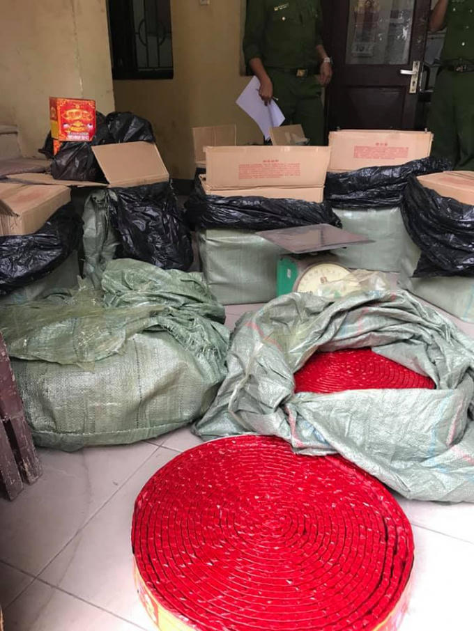 Cơ quan chức năng kiểm đếm tang vật.