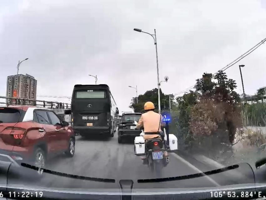 CSGT mở đường cho xe chở người bệnh đi cấp cứu.