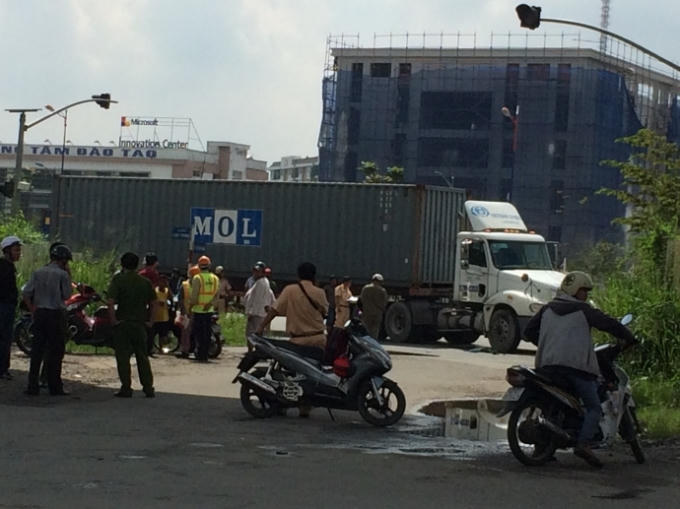 Chiếc xe container đang rẽ phải thì xảy ra va chạm