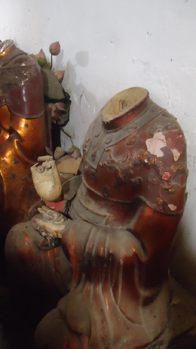 Thậm chí có những bức tượng phật không còn nguyên trạng, đượm màu thời gian.