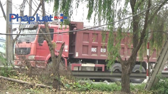 Có hay không việc "bảo kê" cho các xe quá tải chạy trên đường Ỷ Lan?