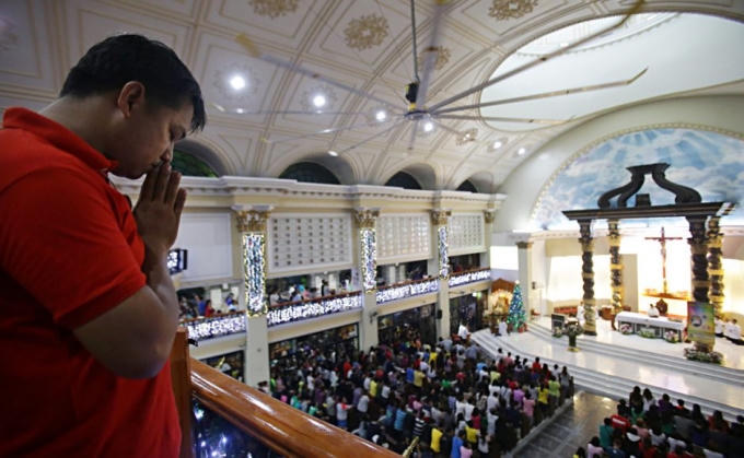 Một người dân Philippines tham dự lễ Giáng sinh tại Nhà thờ Thiên chúa. (Ảnh: AP)