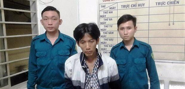 Hai chiến sĩ dân quân Mã Tuấn Anh, Trần Văn Phát cùng đối tượng Lại Nguyên Tài tại phường.