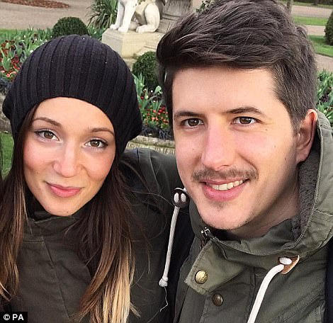 Trong những giờ phút cuối cùng của cuộc đời, cặp đôi trẻ tuổi đã gọi điện về cho cha mẹ của mình ở quê nhà để nói lời tạm biệt.