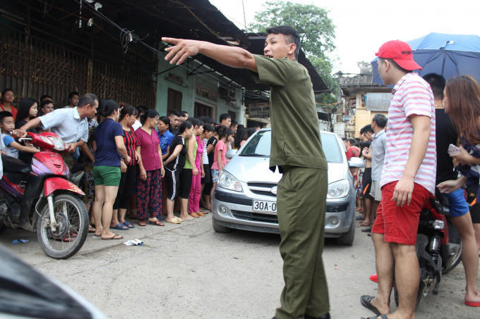 Lực lượng an ninh xã phải ra dẹp đường vì quá đông người.