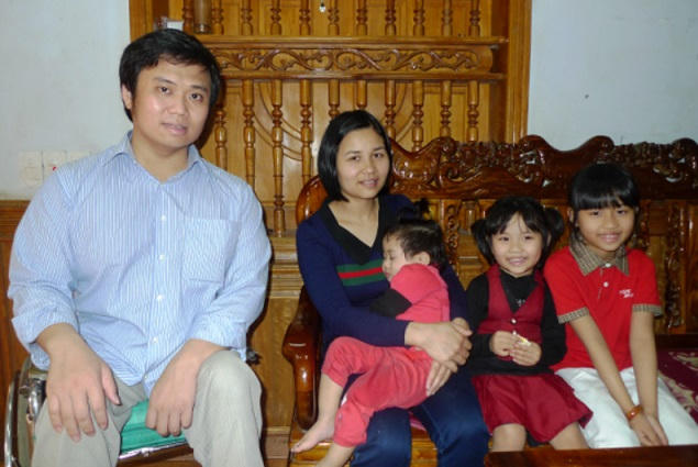 Gia đình đầm ấm của thầy giáo Lê Hữu Tuấn.