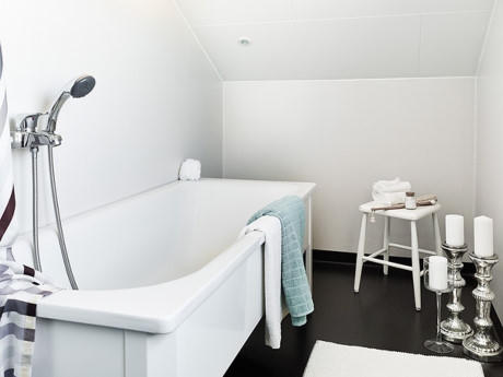 Đi theo phong cách thiết kế của cả căn hộ, phòng tắm nhỏ cũng được trang trí với hai tông màu chủ đạo là đen và trắng.