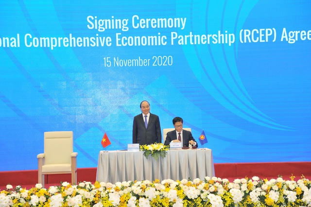 Thủ tướng Nguyễn Xuân Phúc và các nhà lãnh đạo ASEAN cùng các nước đối tác đã chứng kiến việc ký kết Hiệp định quan trọng này.