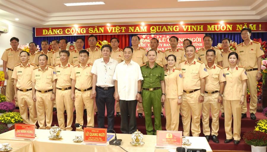 Ông Lữ Quang Ngời cùng lãnh đạo Sở Xây dựng và Đại tá Trần Văn Thi chụp ảnh lưu niệm với lực lượng Cảnh sát giao thông.