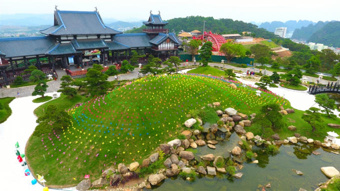 Và đây là khung cảnh rực rỡ trong tuần lễ thôi nôi… Ngay tại nhà ga đến Cáp treo Nữ hoàng là khung cảnh khu vườn Nhật xanh mướt mát với những tán cây bonsai, tùng La Hán, hắc tùng, hồ cá Koi. Ngọn đồi tượng trưng cho hình ảnh núi Phú Sĩ thu nhỏ của đất nước Mặt trời mọc nay đã biến hóa thành đồi chong chóng, với muôn sắc hồng, vàng, tím tươi trẻ.