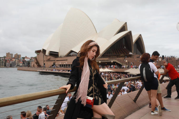 Ho&agrave;ng Y Nhung khoe h&igrave;nh thể n&oacute;ng bỏng giữa trời T&acirc;y