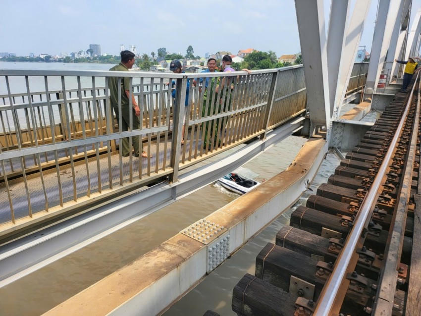Khi đến khu vực cầu Ghềnh, tàu hàng bất ngờ va chạm mạnh vào nhịp giữa của cầu.