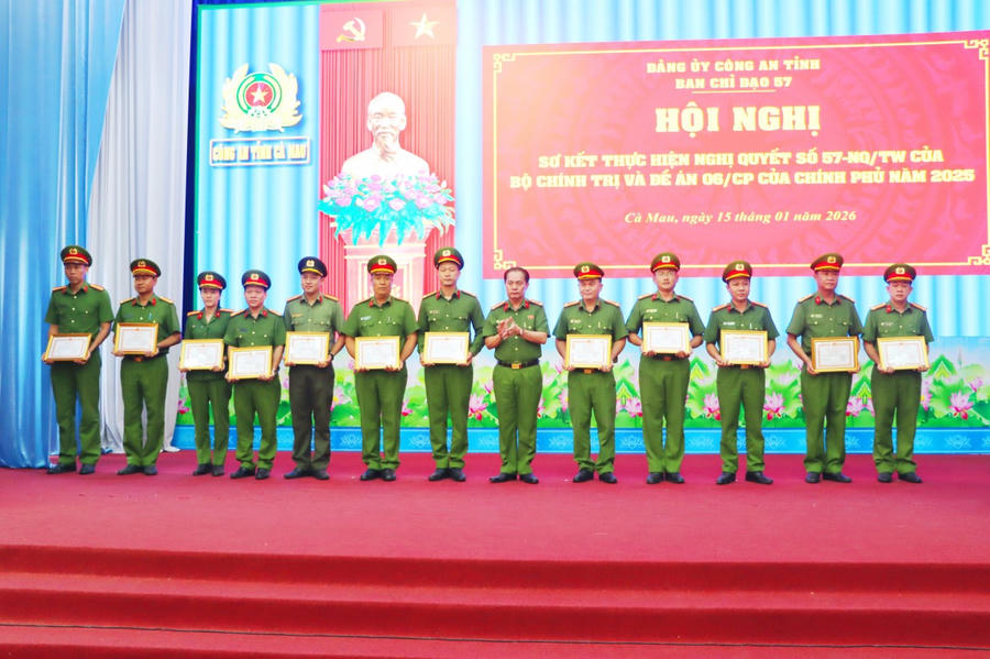 Đại tá Bùi Xuân Khởi trao Giấy khen của Giám đốc Công an tỉnh Cà Mau cho các tập thể.