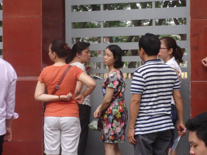 Vẫn là tâm trạng lo lắng cho con khi đi thi, nhiều phụ huynh vẫn đứng ngoài "hàng rào" theo dõi các thí sinh.