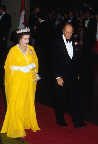 Là người đứng đầu Hoàng gia nên Nữ hoàng Elizabeth đều thể hiện phong thái của một quý tộc trong những bộ cánh toát lên vẻ thanh lịch, sang trọng, đặc biệt đầm dạ hội luôn được may đo cầu kì, công phu.