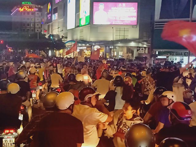 Người d&acirc;n cả nước s&ocirc;i động mừng chiến thắng của đội tuyển Việt Nam