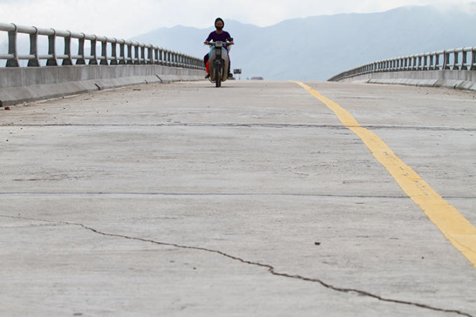 Nhiều vết nứt xuất hiện ở phía đầu cầu sau vài tháng đưa vào sử dụng. Ảnh: Đức Hùng