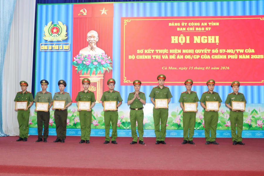 Đại tá Trần Văn Thi trao Giấy khen của Giám đốc Công an tỉnh Cà Mau cho các cá nhân.