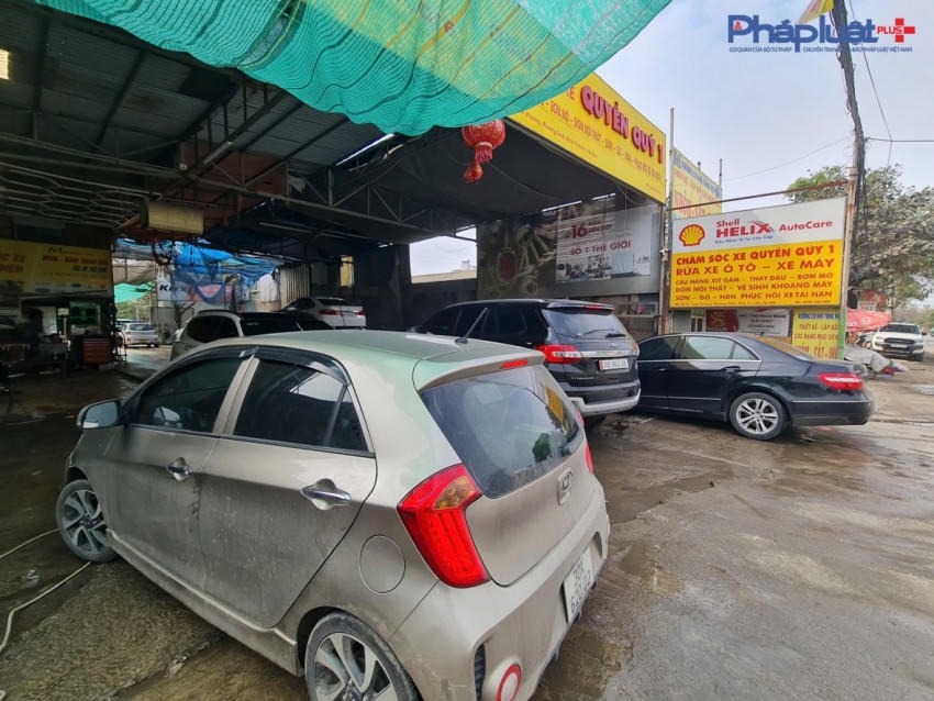 Ngay từ đầu giờ chiều, các xe đã xếp hàng chờ đến lượt được rửa, dọn vệ sinh.