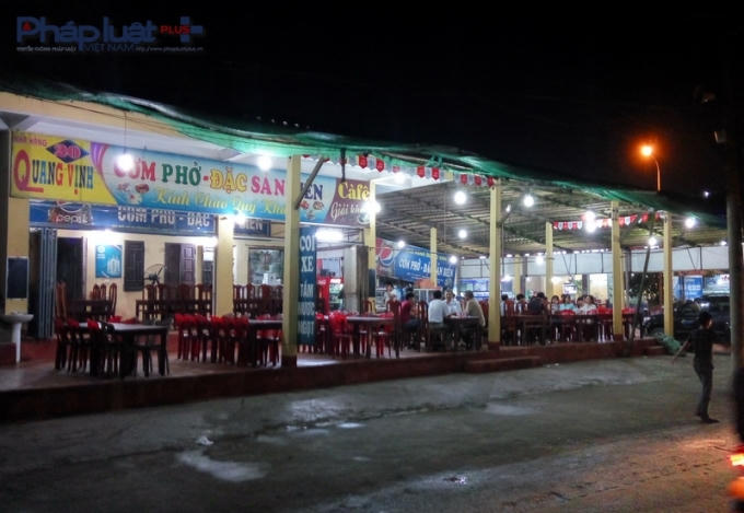 Bên cạnh đó là bãi tắm hoang sơ, thơ mộng.