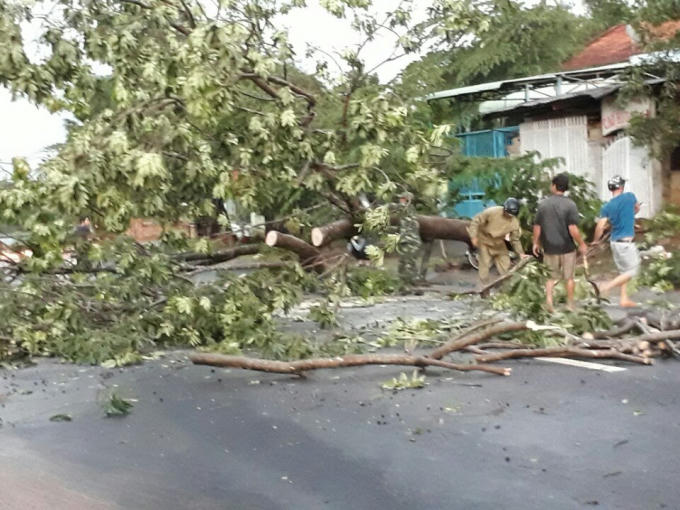 Người dân khắc phục hậu quả sau cơn mưa.