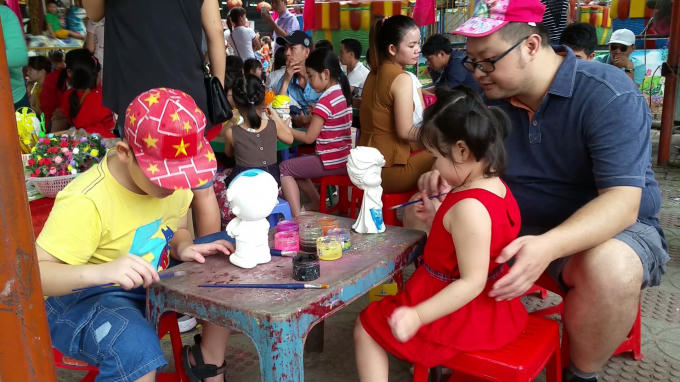 Dù rất vất vả, mệt mỏi mới mua được vé nhưng nhiều người vẫn tỏ ra hào hứng khi đi chơi cùng con.