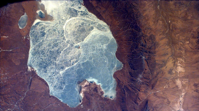Hồ Thanh Hải, Trung Quốc: EarthKAM của NASA đã chụp được hình ảnh siêu thực này của Hồ Thanh Hải - lớn nhất ở Trung Quốc. Nằm trên cao nguyên Tây Tạng, hồ trải dài trên 1.667 dặm vuông và đạt đến một độ sâu 84 feet.