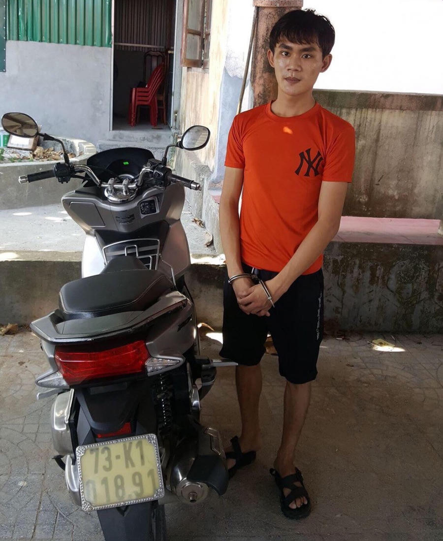 Đối tượng Mai Trung Phong và tang vật vụ trộm.