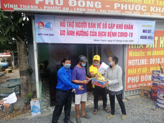 Chia se voi nguoi kho khan 3