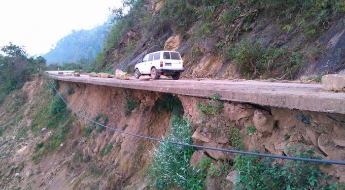 Con đường gần như không còn phần đất.