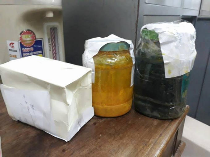 Những lọ chất tạo màu được các đối tượng dùng để pha chế xăng giả.