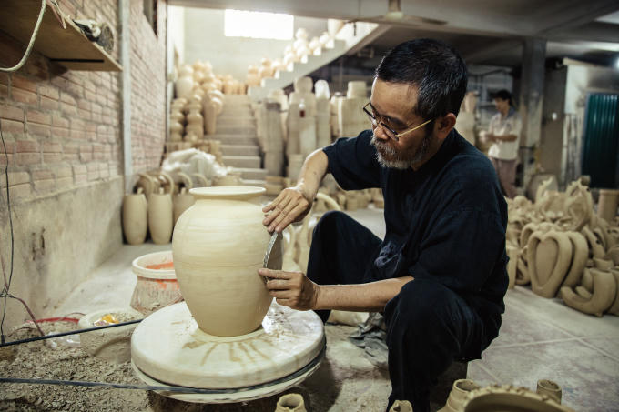 Ông còn là một nghê nhân thư pháp trên gốm của làng cổ Bát Tràng.