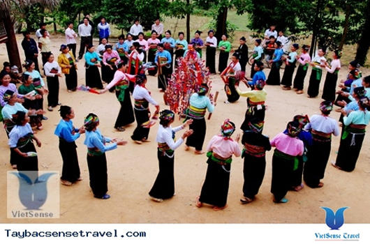 Lễ hội sắc bùa của người Mường. (Ảnh: Taybacsensetravel.com)