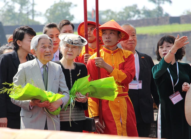 Chiều 3-3-2017, Nhà vua Nhật Bản Akihito và Hoàng hậu Michiko đã đến thăm Cố đô Huế trong sự đón tiếp nồng hậu của người dân địa phương.