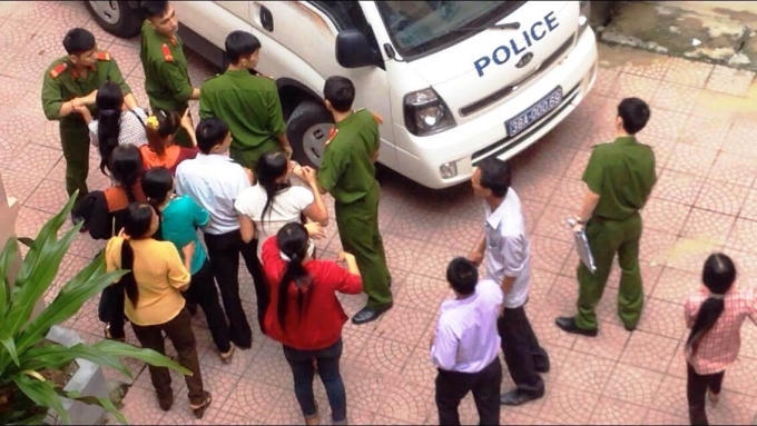 Người nhà bị cáo Đinh Thiện chạy theo xe chở phạm nhân, níu kéo người chồng, người cha vướng vòng lao lý.