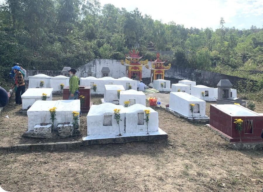 Mộ phần sau khi được làm sạch gọn gàng sẽ được cắm hoa và thắp hương