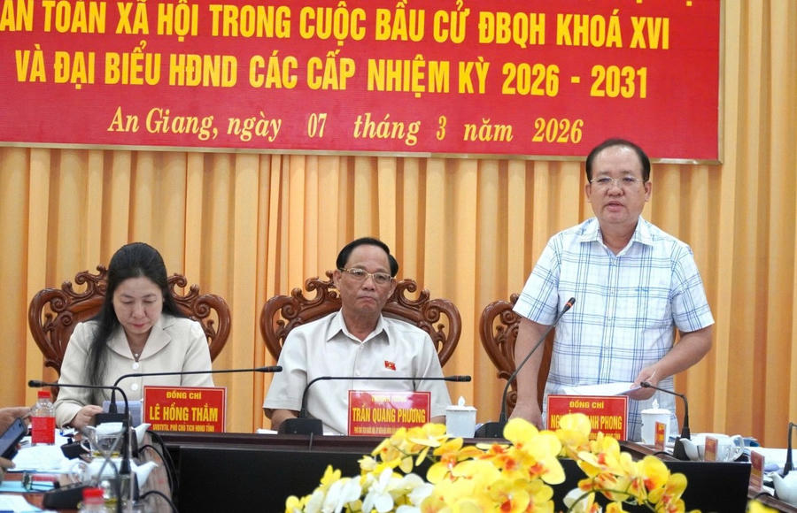 Phó Chủ tịch Quốc hội, Thượng tướng Trần Quang Phương cùng đoàn công tác làm việc với Ủy ban Bầu cử tỉnh An Giang để kiểm tra, giám sát công tác bảo đảm an ninh, trật tự