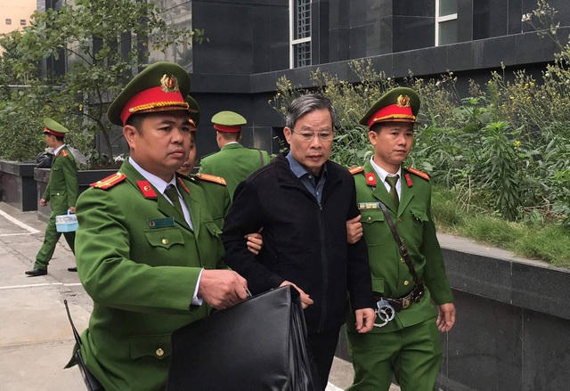 Cảnh sát dẫn giải ông Nguyễn Bắc Son ra xe sau khi tòa tuyên án.