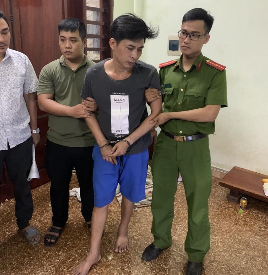 Lực lượng Cảnh sát ma túy Công an TP. Đồng Hới và Công an xã Lộc Ninh tiến hành lệnh khám xét nơi ở đối tượng Lê Trọng Trì.