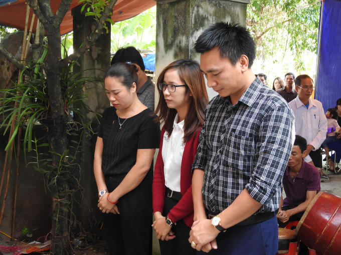 Các đồng nghiệp là việc tại Thông tấn xã Việt Nam đến chia buồn.