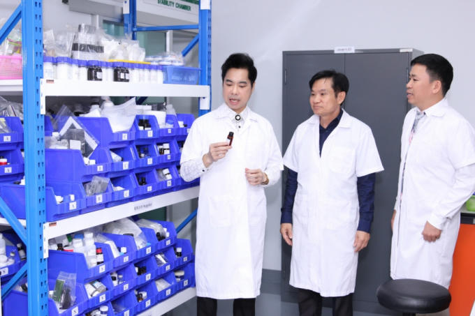 Danh ca Ngọc Sơn được người h&acirc;m mộ ch&agrave;o đ&oacute;n nồng nhiệt ở Th&aacute;i Lan