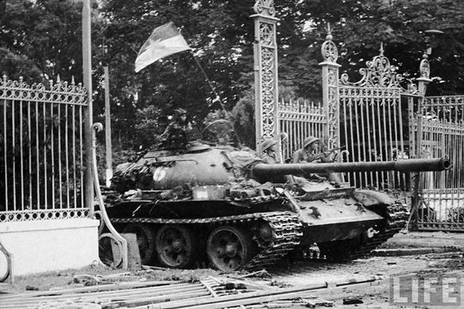 Vào trưa ngày 30.4.1975, dẫn đầu đội hình xe tăng của Quân Giải phóng tiến vào Dinh Độc Lập là hai chiếc xe tăng T-54B mang số hiệu 843 và Type 59 mang số hiệu 390. Và cả hai chiếc xe tăng này đều đã lần lượt húc đổ cổng phụ và cổng chính của trung tâm đầu não cuối cùng của chính quyền ngụy Sài Gòn, đánh dấu chấm hết cho cuộc chiến phi nghĩa chia cắt dân tộc Việt Nam suốt 20 năm.