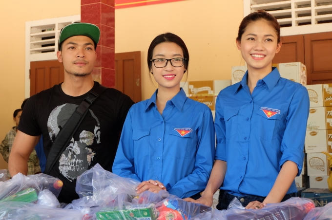 Siêu mẫu Vũ Tuấn Việt (áo đen).
