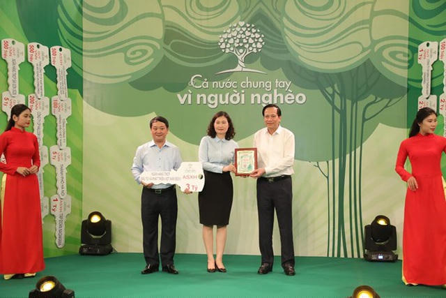 Phó Chủ tịch- Tổng Thư ký Hầu A Lềnh và Bộ trưởng Bộ LĐ-TB&XH Đào Ngọc Dung tiếp nhận ủng hộ từ Ngân hàng TMCP Đầu tư và Phát triển Việt Nam (BIDV)...