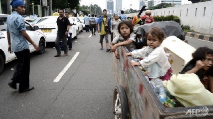 Trẻ em bị bóc lột sức lao động được chở trên xe chứa rác. (Theo AFP)