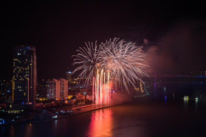 Đặt vé pháo hoa Đà Nẵng đêm 30/4: Lo hơn đặt phòng