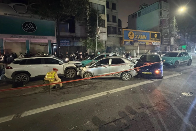 Lực lượng chức năng có mặt để phong tỏa hiện trường và điều tiết giao thông.